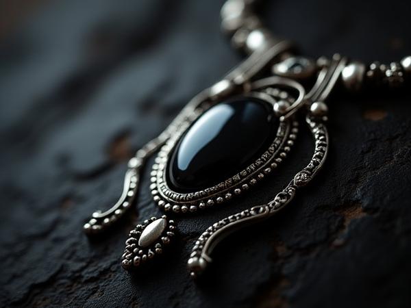 Collar de plata y obsidiana con diseño moderno y a la vez ancestral